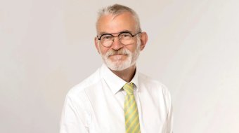 Andrew Boff mit Brille und weißem Hemd auf seinem offiziellen Porträt
