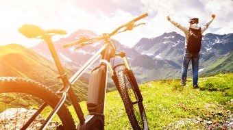 Fahrrad vor einer sonnigen Berglandschaft