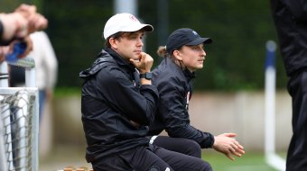 Christian Dobrick (rechts) auf der Trainerbank bei einem U19-Spiel im Mai 2026.