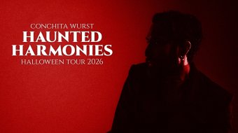 Offizielles rotes Pressemotiv zu Conchita Wursts Halloween-Konzerten „Haunted Harmonies“ mit Tom Neuwirth im Schatten.