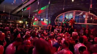 Gäste auf der Tanzfläche bei einer früheren DARE-Party im Nachtasyl Hamburg.