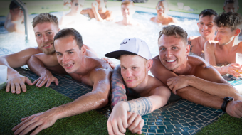 Mehrere Männer entspannen am Rand eines Pools in Maspalomas. Archivaufnahme.