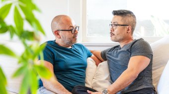 Zwei Männer besprechen gemeinsam Unterlagen