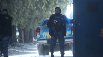Polizisten vor dem Gefängnis Fraijanes II in Guatemala am 18. Januar 2026. Kontextbild, kein Foto der Tat oder der verurteilten Beamten.