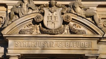 Portal des Hamburger Strafjustizgebäudes mit Stadtwappen und Schriftzug
