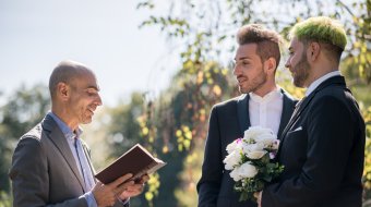 Zwei Männer bei ihrer Trauung