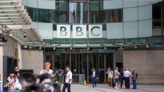 BBC-Schriftzug am New Broadcasting House in London