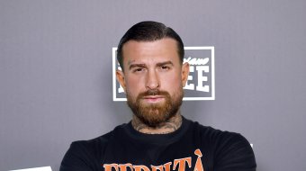 Gigi Birofio mit verschränkten Armen auf dem roten Teppich bei Fame Fighting 4 in Essen