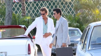 Danny Ramirez rechts neben Austin Butler bei Dreharbeiten zu Miami Vice 85