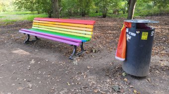Regenbogenbank erneut beschädigt