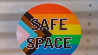 Safe-Space-Aufkleber mit Progress-Pride-Flagge an der AIDS-Hilfe Osnabrück