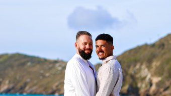 Pascal und Juliano in weißen Outfits am Strand