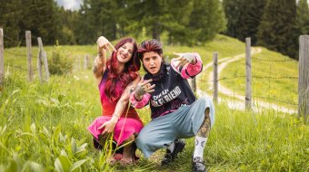 Julia links und Ebru rechts auf dem offiziellen Forsthaus-Rampensau-Pressefoto
