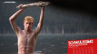Austin Hould steht im Wasser und hält einen Ast über dem Kopf; rechts das Kalenderblatt für November 2026.