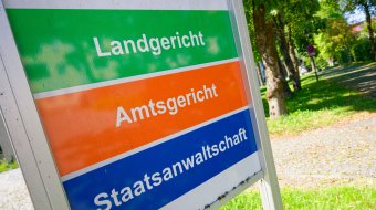 Hinweisschild für Landgericht, Amtsgericht und Staatsanwaltschaft in Traunstein