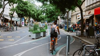 Radverkehr und Aufenthaltsflächen auf einer Stadtstraße