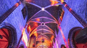Archivmotiv der LUMINISCENCE-Produktion: farbige Lichtprojektionen auf einem gotischen Kirchengewölbe.