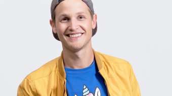 Malte Anders mit Kappe, gelber Jacke und Einhorn-T-Shirt (Pressefoto)