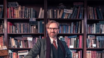 Mark Gatiss als Gabriel Book vor den Bücherregalen seines Antiquariats in „Bookish“.
