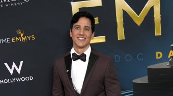 Mike Manning im braunen Smoking bei den Daytime Emmy Awards in Hollywood am 29. Oktober 2026.