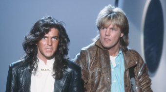 Thomas Anders mit langen dunklen Haaren und Dieter Bohlen bei einem Auftritt von Modern Talking im Dezember 1985
