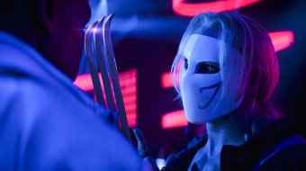 Orville Peck als maskierter Vega mit Metallkralle in einer neonbeleuchteten Szene aus „Street Fighter“.