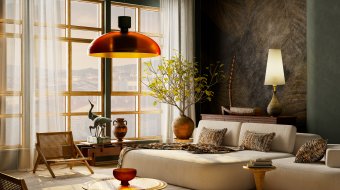 Wohnzimmer mit Sofa, Holztisch und warmen Naturfarben