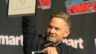 Shawn Ashmore, der Iceman in den früheren X-Men-Filmen spielte, mit Mikrofon bei einem Comic-Con-Panel – Archivaufnahme.