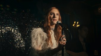 Moritz Bock als Travestiefigur Stella beim Gesangsauftritt in „Tatort: Gottesgarten“.