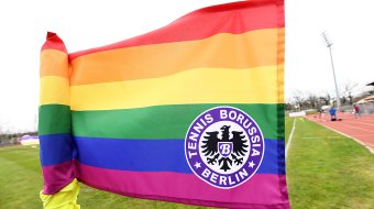 Regenbogen-Eckfahne mit TeBe-Logo im Mommsenstadion am 7. April 2023.