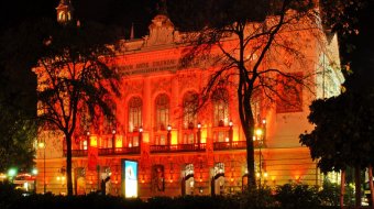 Das abends beleuchtete Theater des Westens in Berlin