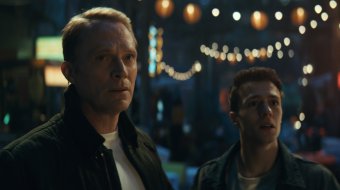 Paul Bettany als Vision und Ruaridh Mollica als Tommy in einer nächtlichen Szene aus „VisionQuest“.