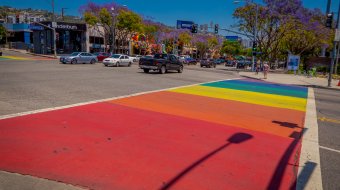 Regenbogen-Zebrastreifen am Santa Monica Boulevard in West Hollywood, Archivaufnahme