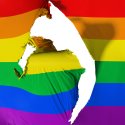 Querdenker zerreißen Regenbogenflagge