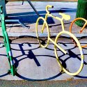 Bunter Fahrradständer //© Samuel Howell