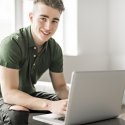 Junger Mann mit Laptop // © LSOphoto