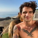 Steht Schauspieler Tyler Posey doch auf Männer?
