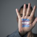 150 Jugendliche prügeln auf eine einzelne Person ein