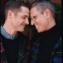Greg Berlanti und Robbie Rogers in festlichem Werbespot