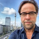 Schauspieler Jan Josef Liefers als Schwuler in „Kroymann“