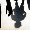 Mann schlägt Jugendlichem ins Gesicht