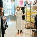Jill Biden besucht LGBTI*-Gesundheitszentrum und HIV-Klinik