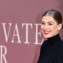 Rosamund Pike als lesbische Ikone // © facebook.com/officialrosamundpike