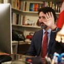 Schwuler Bürgermeister wird vor seinem Haus beleidigt