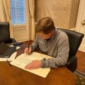 Gouverneur unterschreibt neues Gesetz // © instagram.com/tatereeves