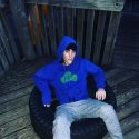 Mann stört sich am Kleid eines Jungen und belästigt diesen