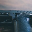Aufgrund einer Fehleinschätzung schießt Polizist auf Schwulen