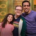 Mia mit ihren zwei Dads Frank & Dave // © 2020 Sesame Workshop