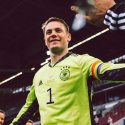 Manuel Neuer mit bunter Kapitänsbinde // © facebook.com/manuel.neuer