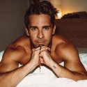 Nicht binärer Schauspieler in Kritik // © instagram.com/hugh_sheridan